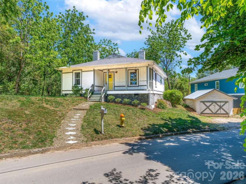 125 Edwards Avenue, Swannanoa, NC 28778.  MLS# CAR4384227, YatesRealty ID 29707. 