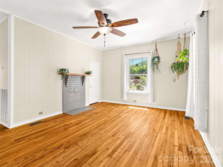 125 Edwards Avenue, Swannanoa, NC 28778.  MLS# CAR4384227, YatesRealty ID 29707. 