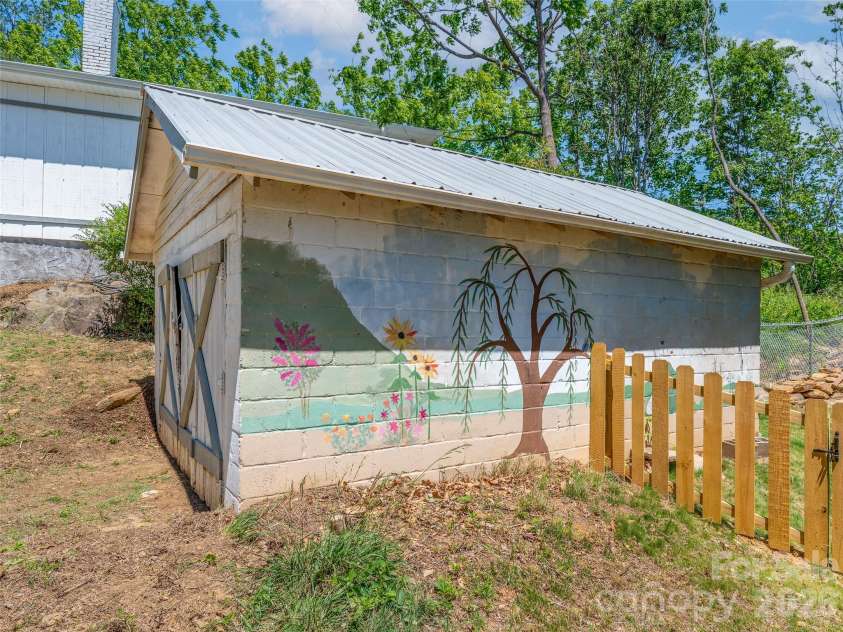 125 Edwards Avenue, Swannanoa, NC 28778.  MLS# CAR4384227, YatesRealty ID 29707. 
