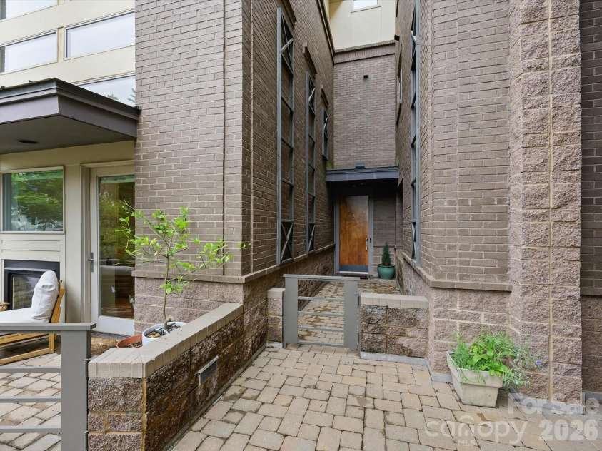 420 Queens Road, Charlotte, NC 28207.  MLS# CAR4386361, YatesRealty ID 29711. 