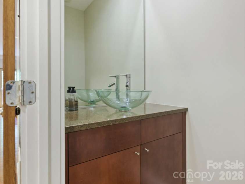 420 Queens Road, Charlotte, NC 28207.  MLS# CAR4386361, YatesRealty ID 29711. 