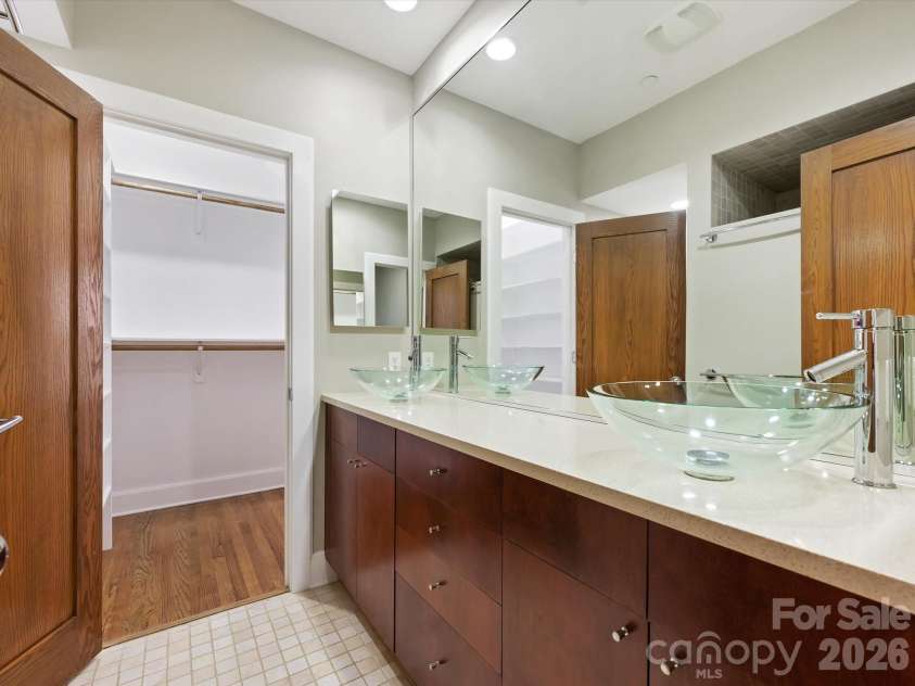 420 Queens Road, Charlotte, NC 28207.  MLS# CAR4386361, YatesRealty ID 29711. 