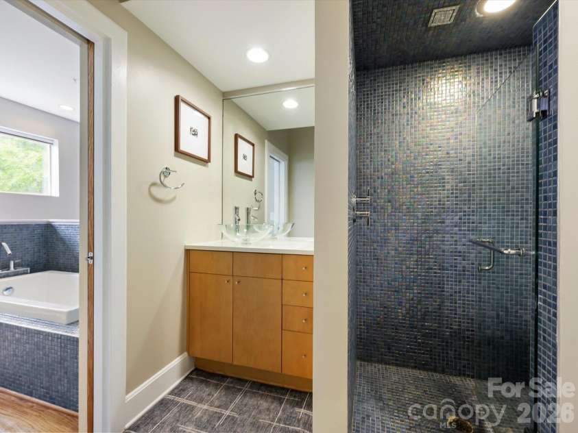 420 Queens Road, Charlotte, NC 28207.  MLS# CAR4386361, YatesRealty ID 29711. 