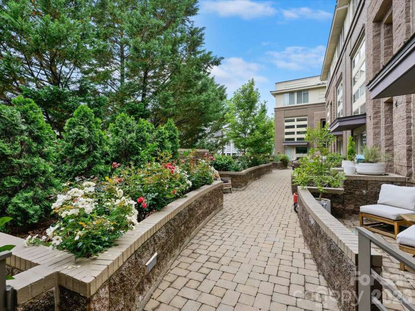 420 Queens Road, Charlotte, NC 28207.  MLS# CAR4386361, YatesRealty ID 29711. 