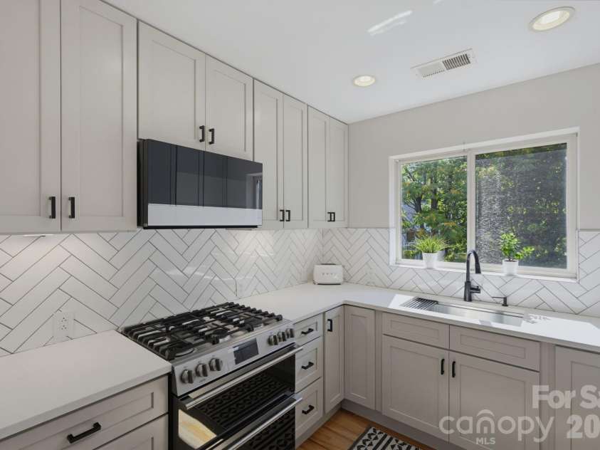 420 Queens Road, Charlotte, NC 28207.  MLS# CAR4394892, YatesRealty ID 29711. 