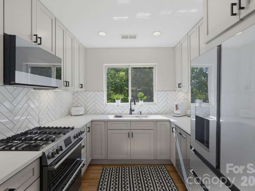 420 Queens Road, Charlotte, NC 28207.  MLS# CAR4394892, YatesRealty ID 29711. 
