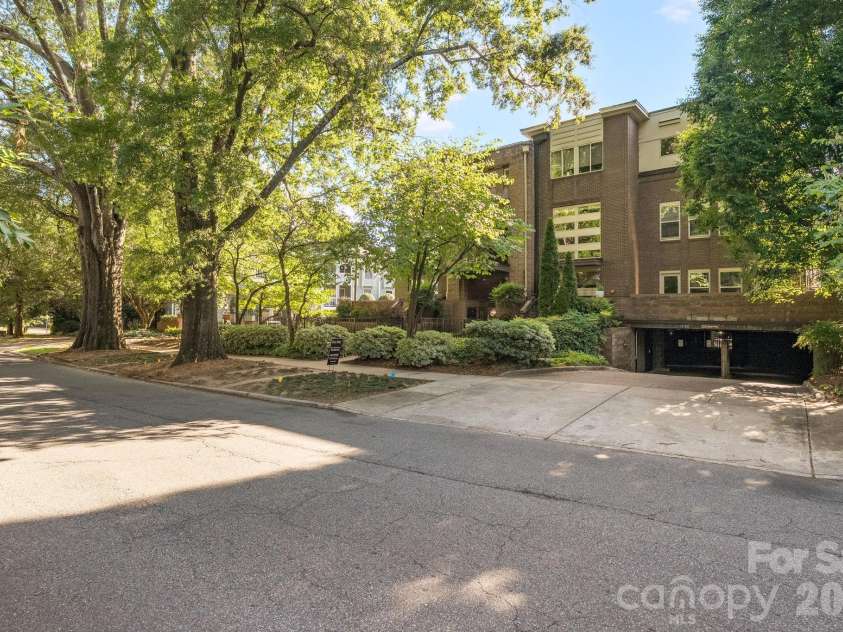 420 Queens Road, Charlotte, NC 28207.  MLS# CAR4394892, YatesRealty ID 29711. 