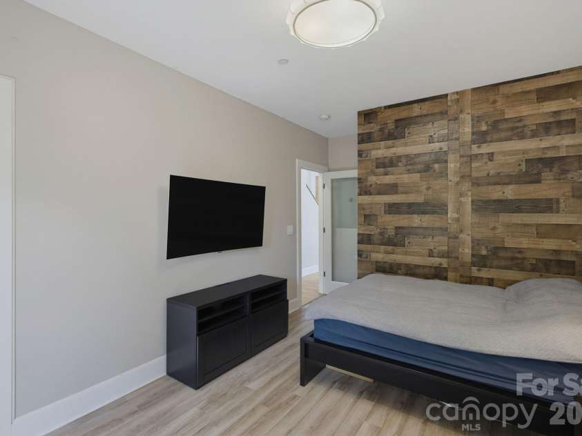 420 Queens Road, Charlotte, NC 28207.  MLS# CAR4394892, YatesRealty ID 29711. Bedroom on third level