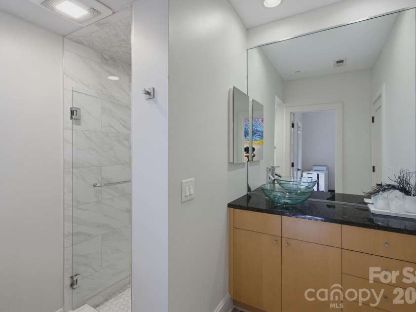 420 Queens Road, Charlotte, NC 28207.  MLS# CAR4394892, YatesRealty ID 29711. Full bathroom on main level