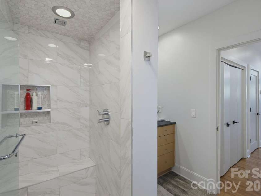 420 Queens Road, Charlotte, NC 28207.  MLS# CAR4394892, YatesRealty ID 29711. Full bathroom on main level