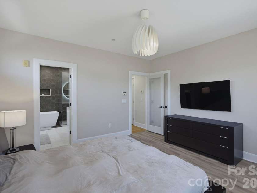 420 Queens Road, Charlotte, NC 28207.  MLS# CAR4394892, YatesRealty ID 29711. Primary bedroom on the third level