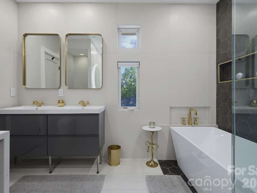 420 Queens Road, Charlotte, NC 28207.  MLS# CAR4394892, YatesRealty ID 29711. Third level renovated bathroom