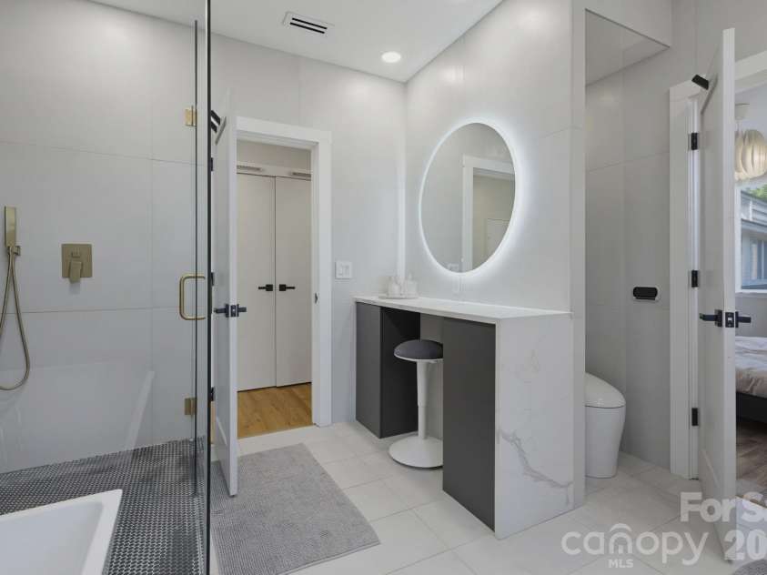 420 Queens Road, Charlotte, NC 28207.  MLS# CAR4394892, YatesRealty ID 29711. Third level renovated bathroom