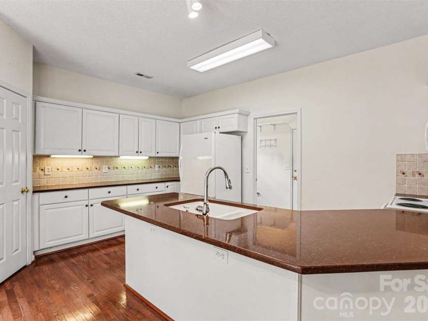 3365 Garrett Drive, Concord, NC 28027.  MLS# CAR4387307, YatesRealty ID 29712. Granite Countertops