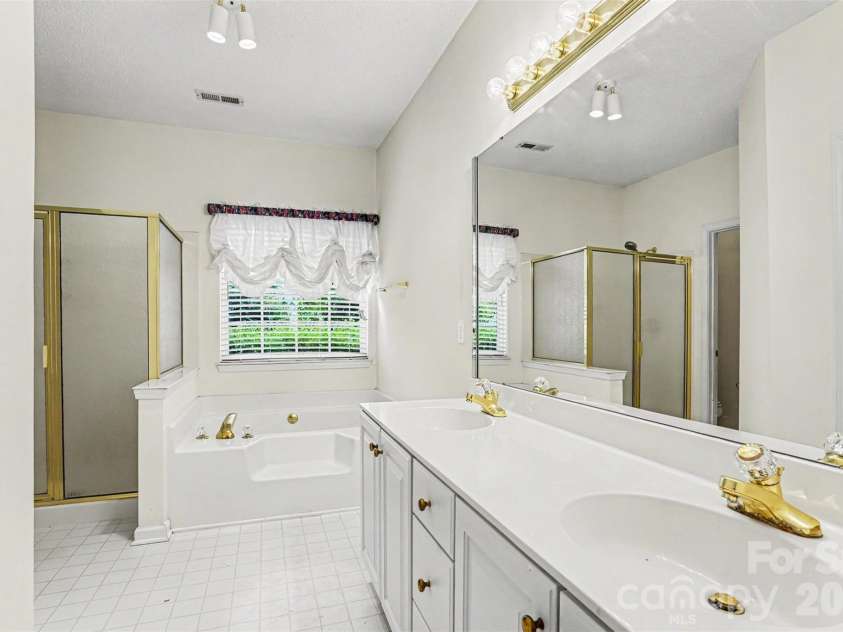 3365 Garrett Drive, Concord, NC 28027.  MLS# CAR4387307, YatesRealty ID 29712. Primary Bath
