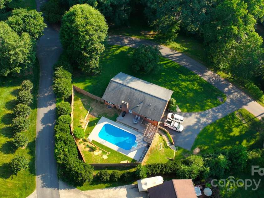 6108 Gold Creek Estate Drive, Hickory, NC 28601.  MLS# CAR4221406, YatesRealty ID 29712. 