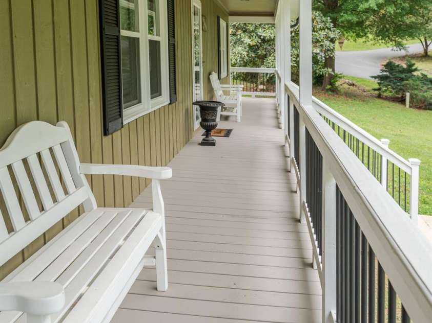 6108 Gold Creek Estate Drive, Hickory, NC 28601.  MLS# CAR4221406, YatesRealty ID 29712. 