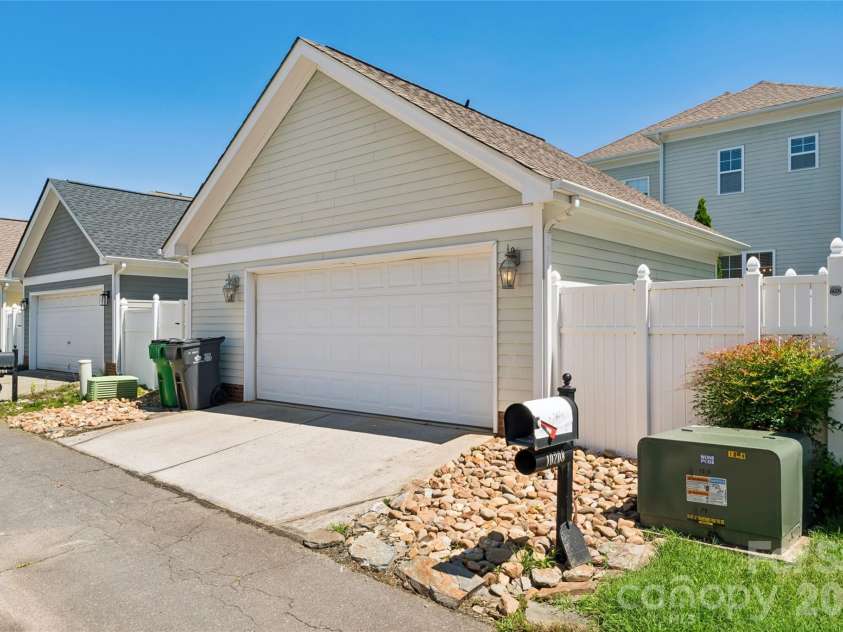 10208 Tolleson Avenue, Charlotte, NC 28277.  MLS# CAR4369017, YatesRealty ID 29714. 