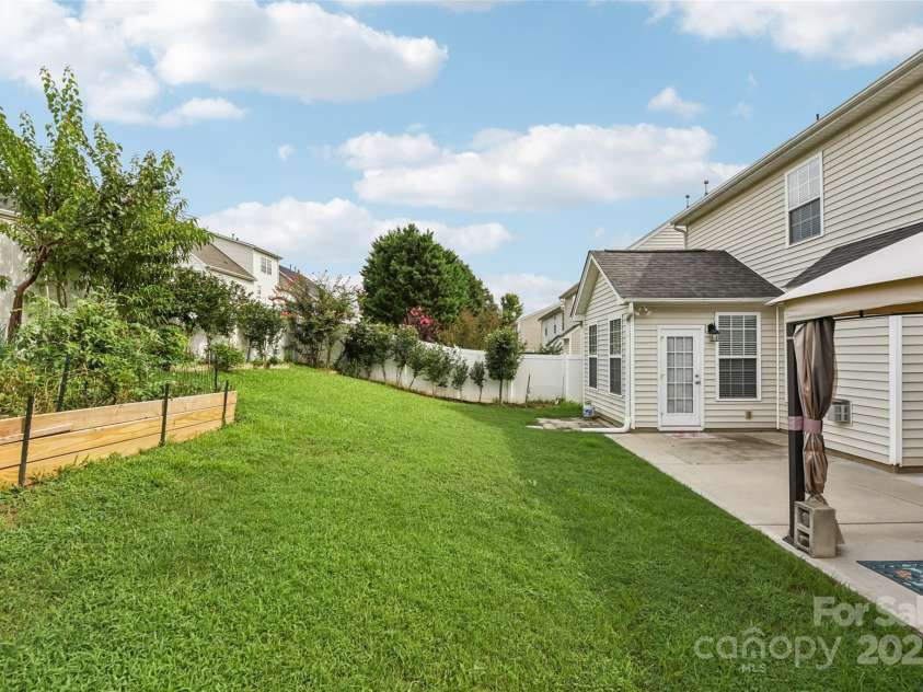 3351 Streamside Drive, Davidson, NC 28036.  MLS# CAR4268849, YatesRealty ID 29714. Fenced in Back Yard