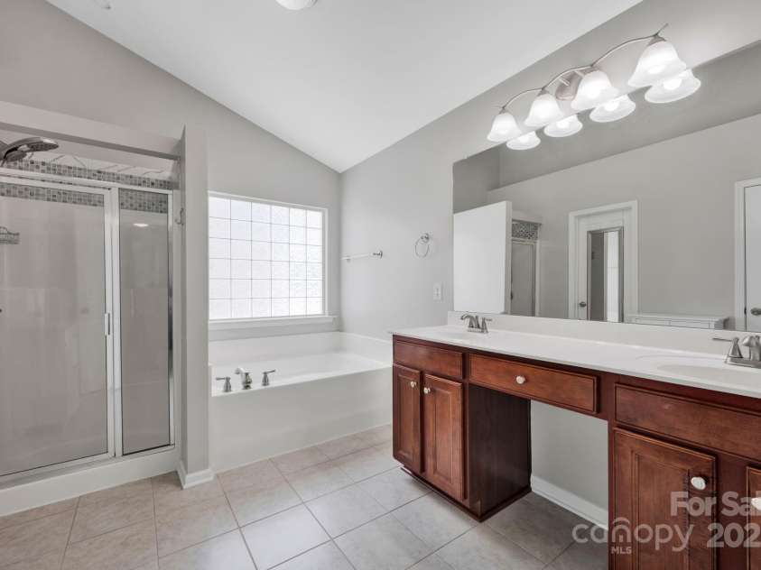 3351 Streamside Drive, Davidson, NC 28036.  MLS# CAR4268849, YatesRealty ID 29714. Primary Bathroom