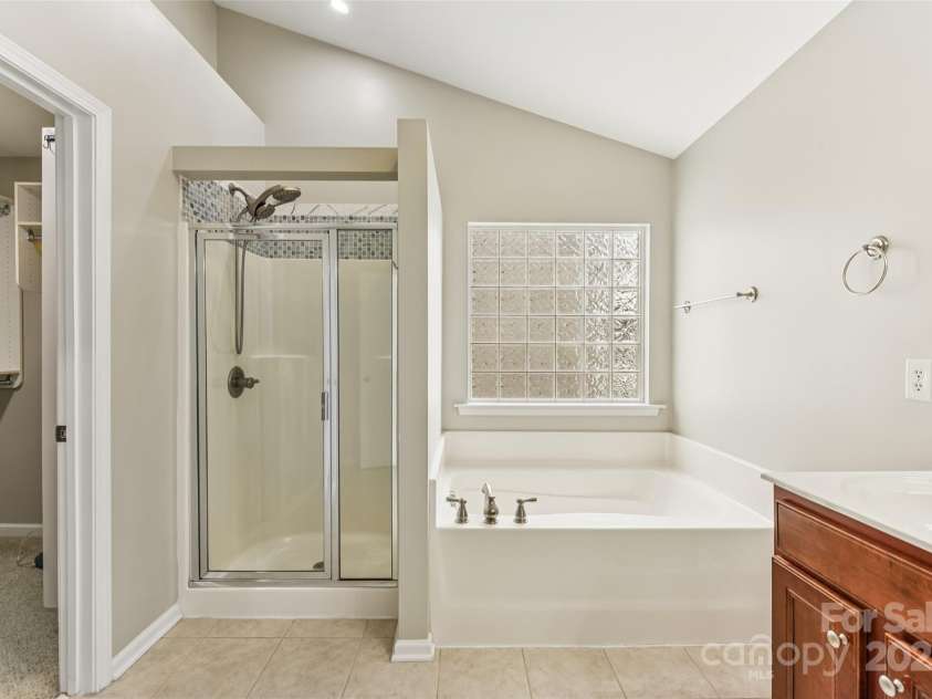 3351 Streamside Drive, Davidson, NC 28036.  MLS# CAR4268849, YatesRealty ID 29714. Primary ensuite bathroom