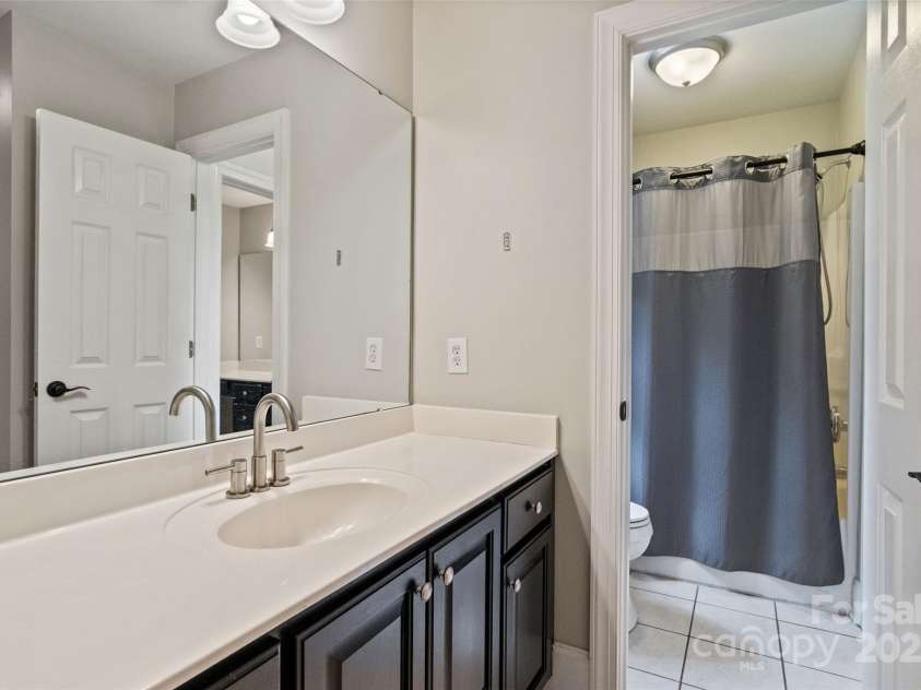 121 Canterbury Crossing, Fort Mill, SC 29708.  MLS# CAR4270882, YatesRealty ID 29715. Guest Bathroom