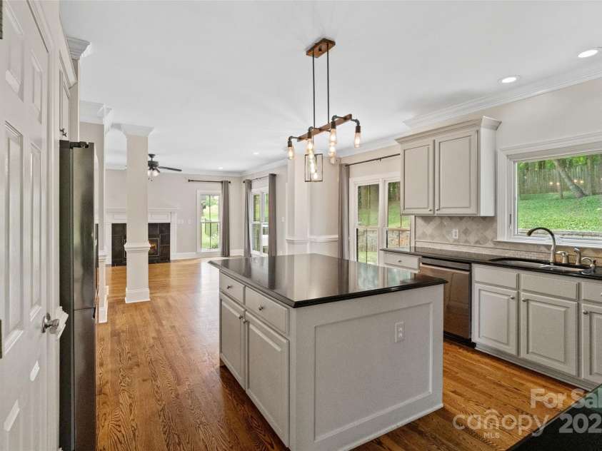 121 Canterbury Crossing, Fort Mill, SC 29708.  MLS# CAR4270882, YatesRealty ID 29715. Kitchen