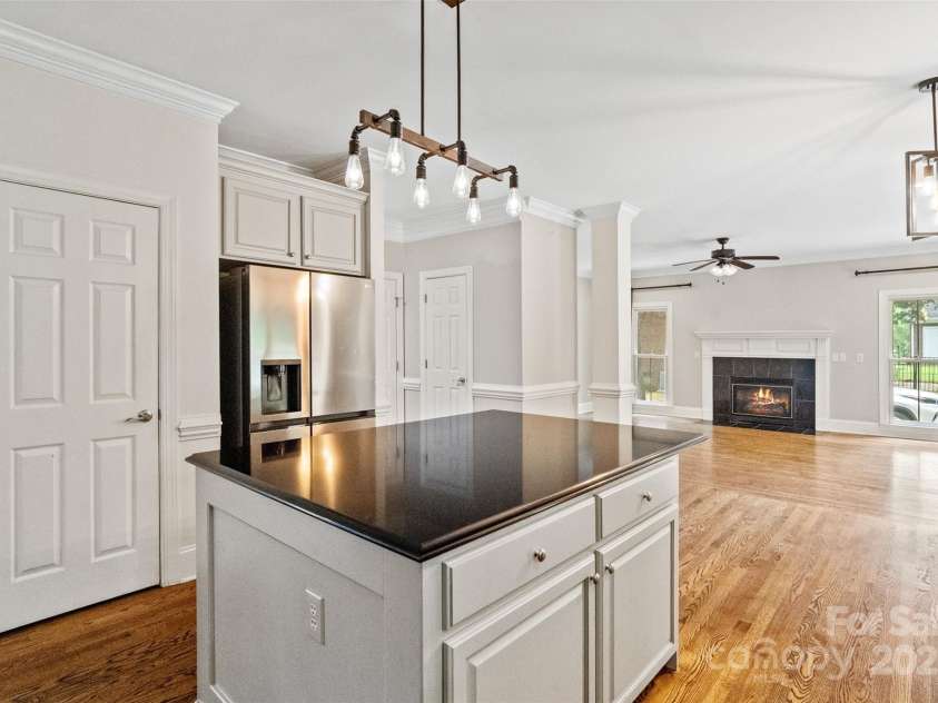 121 Canterbury Crossing, Fort Mill, SC 29708.  MLS# CAR4270882, YatesRealty ID 29715. Kitchen