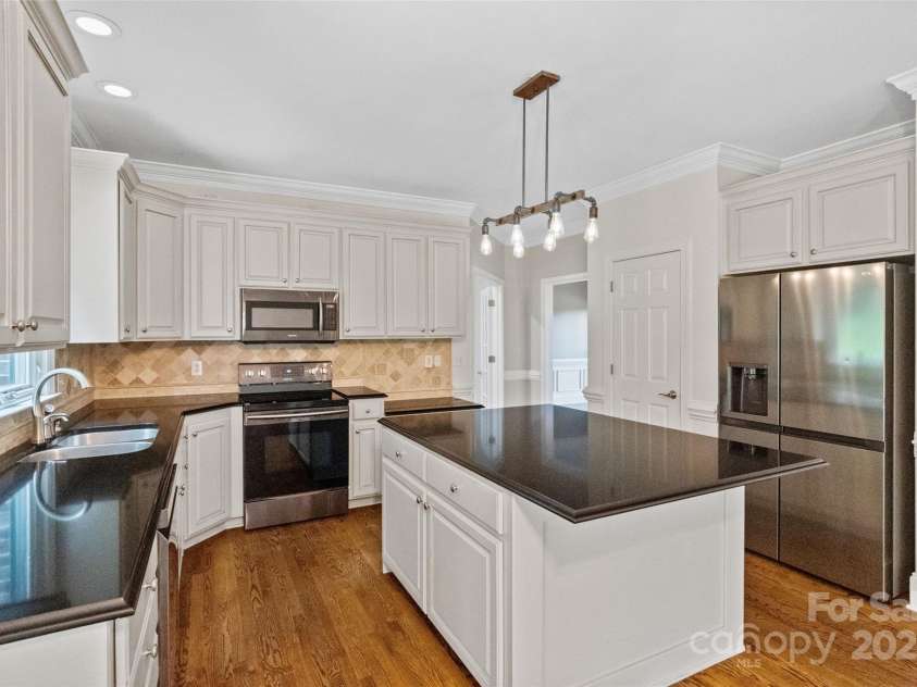 121 Canterbury Crossing, Fort Mill, SC 29708.  MLS# CAR4270882, YatesRealty ID 29715. Kitchen