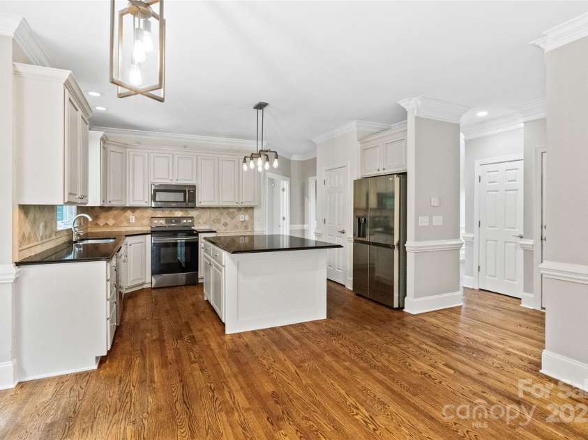 121 Canterbury Crossing, Fort Mill, SC 29708.  MLS# CAR4270882, YatesRealty ID 29715. Kitchen and Breakfast Area