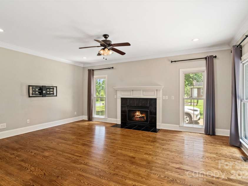 121 Canterbury Crossing, Fort Mill, SC 29708.  MLS# CAR4270882, YatesRealty ID 29715. Living Room