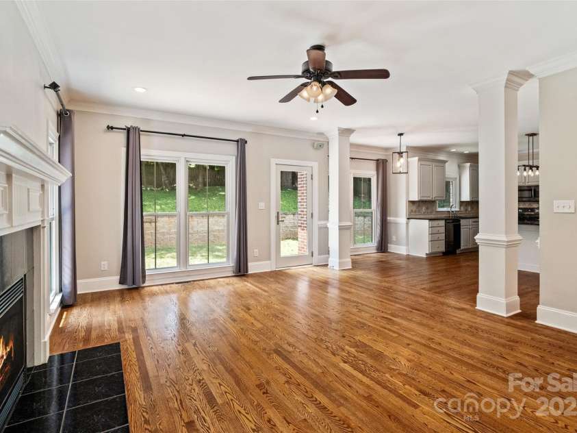 121 Canterbury Crossing, Fort Mill, SC 29708.  MLS# CAR4270882, YatesRealty ID 29715. Living Room