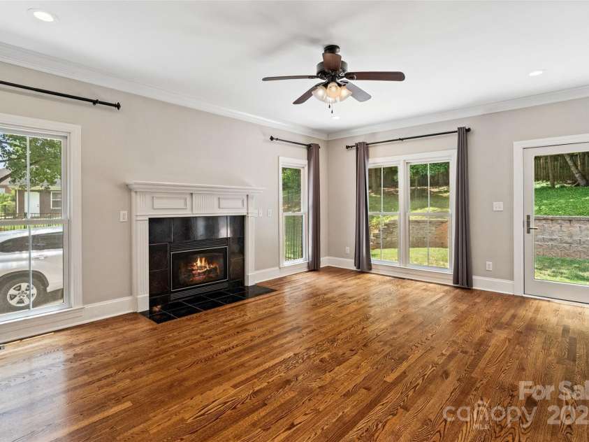 121 Canterbury Crossing, Fort Mill, SC 29708.  MLS# CAR4270882, YatesRealty ID 29715. Living Room