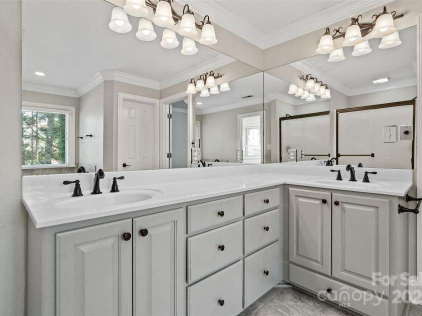 121 Canterbury Crossing, Fort Mill, SC 29708.  MLS# CAR4270882, YatesRealty ID 29715. Primary Bathroom