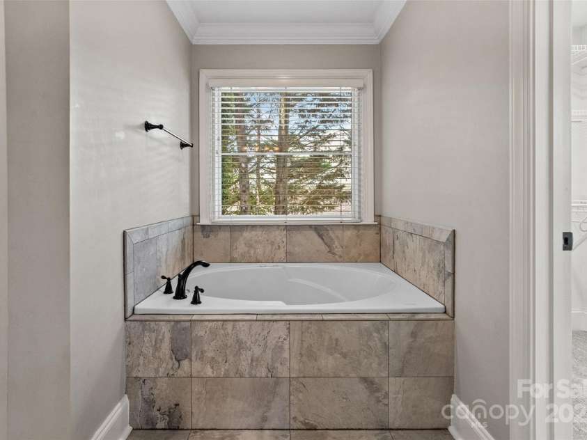 121 Canterbury Crossing, Fort Mill, SC 29708.  MLS# CAR4270882, YatesRealty ID 29715. Primary Bathroom