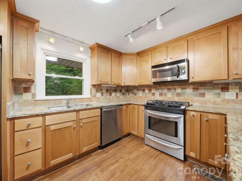 1085 19th Avenue Place, Hickory, NC 28601.  MLS# CAR4389585, YatesRealty ID 29718. 