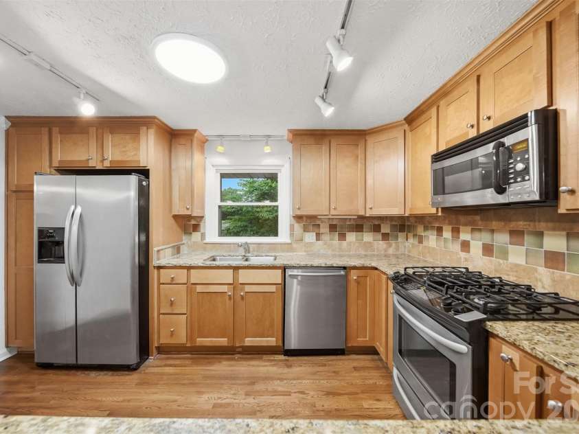 1085 19th Avenue Place, Hickory, NC 28601.  MLS# CAR4389585, YatesRealty ID 29718. 