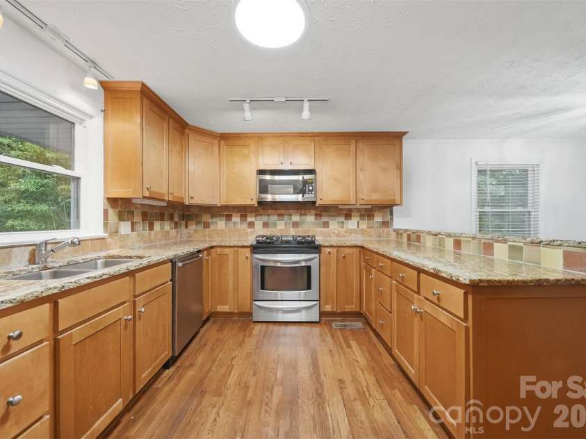 1085 19th Avenue Place, Hickory, NC 28601.  MLS# CAR4389585, YatesRealty ID 29718. 