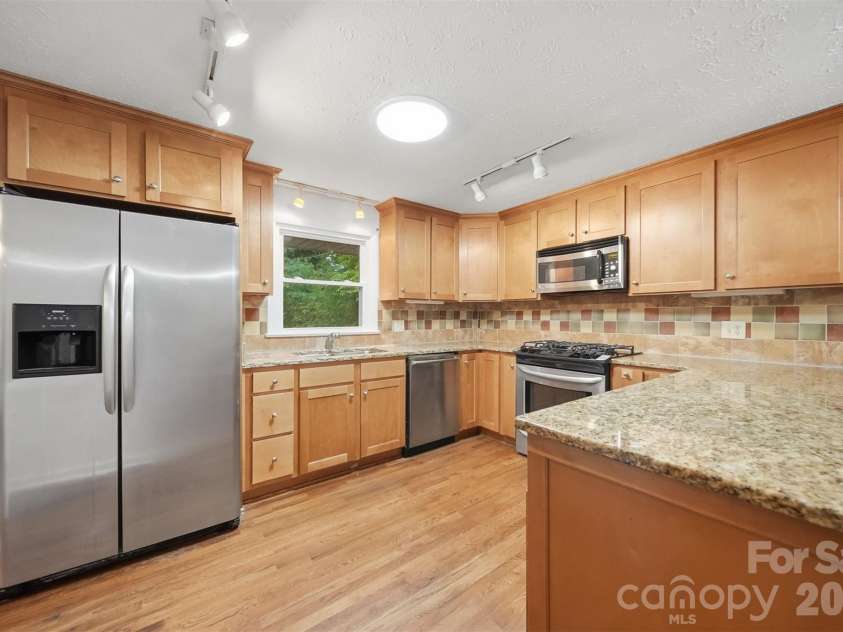 1085 19th Avenue Place, Hickory, NC 28601.  MLS# CAR4389585, YatesRealty ID 29718. Granite countertops and SS appliances 