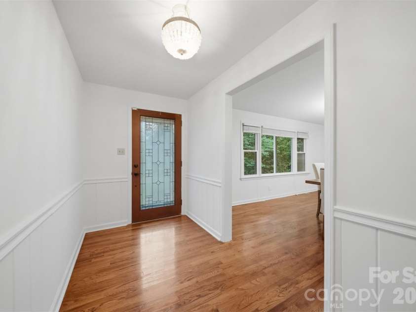 1085 19th Avenue Place, Hickory, NC 28601.  MLS# CAR4389585, YatesRealty ID 29718. Lovely entry way! 