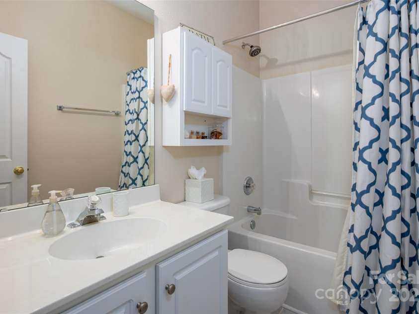 10960 Princeton Village Drive, Charlotte, NC 28277.  MLS# CAR4276138, YatesRealty ID 29718. Guest Bathroom