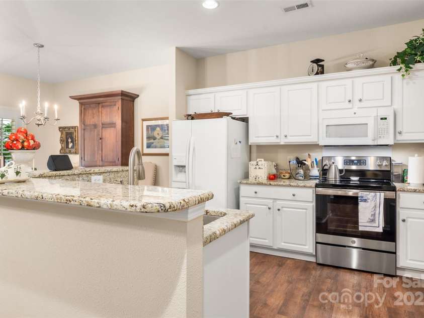 10960 Princeton Village Drive, Charlotte, NC 28277.  MLS# CAR4276138, YatesRealty ID 29718. Kitchen 1