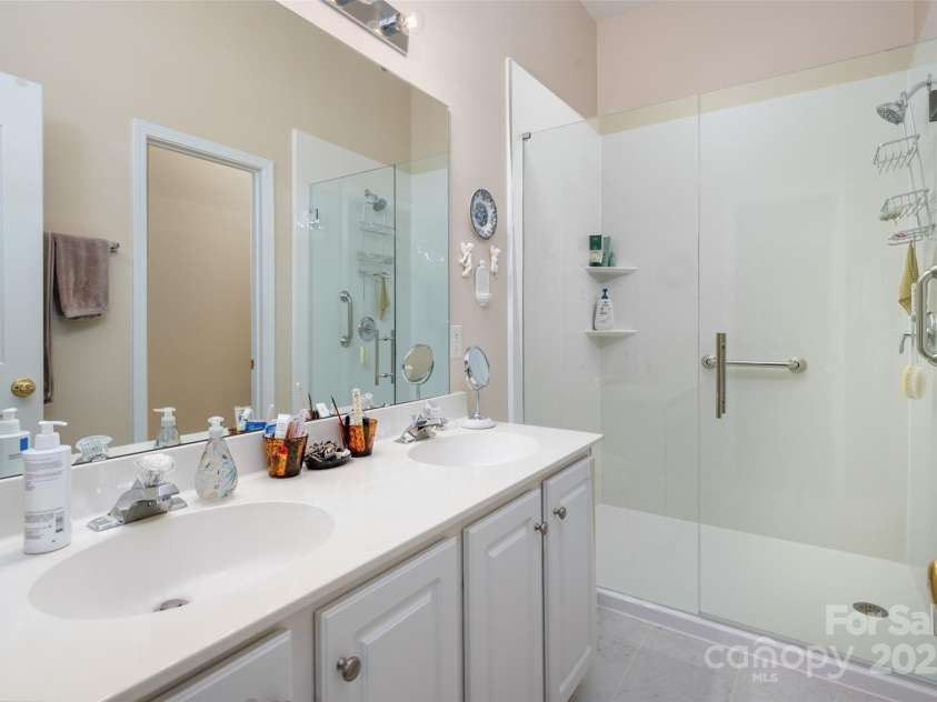 10960 Princeton Village Drive, Charlotte, NC 28277.  MLS# CAR4276138, YatesRealty ID 29718. Primary Bedroom Bathroom