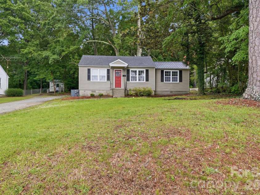 128 Ella Street, Chester, SC 29706.  MLS# CAR4386203, YatesRealty ID 29720. 