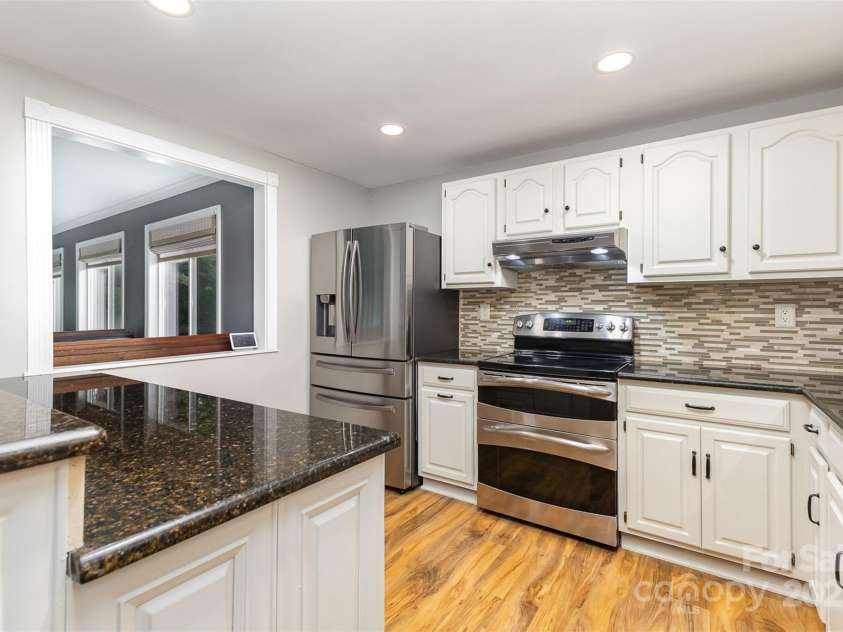 7215 Connan Lane, Charlotte, NC 28226.  MLS# CAR4276842, YatesRealty ID 29720. 