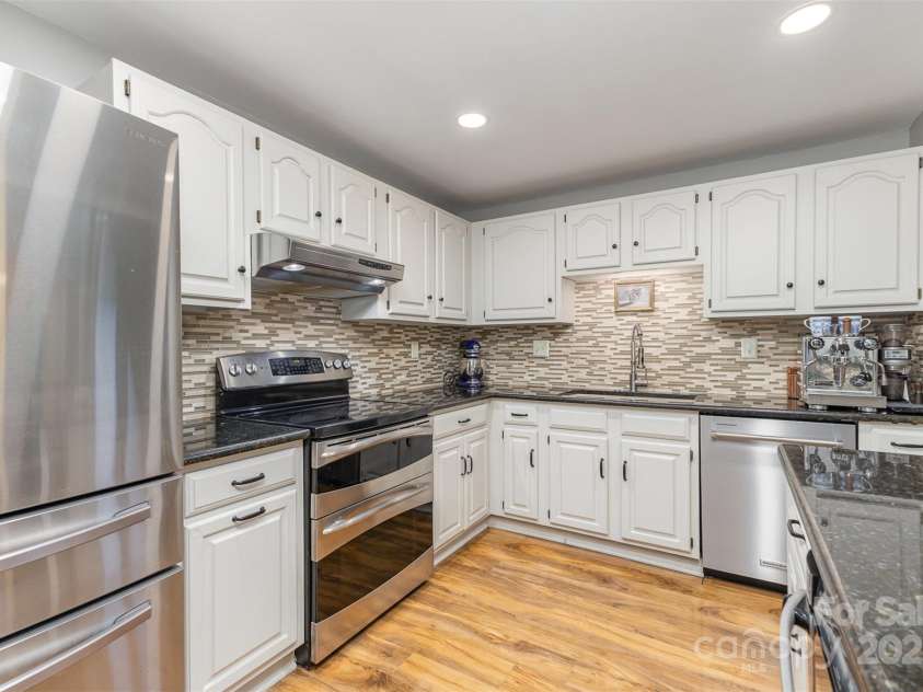 7215 Connan Lane, Charlotte, NC 28226.  MLS# CAR4276842, YatesRealty ID 29720. 