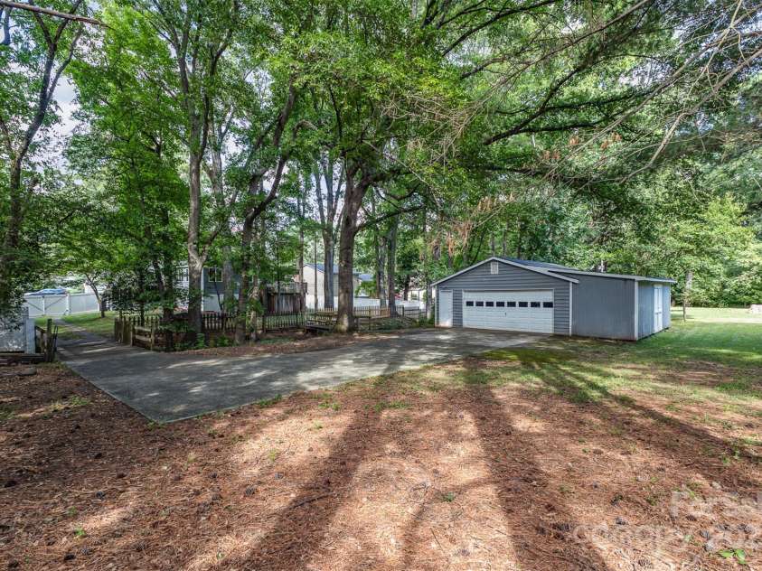 7215 Connan Lane, Charlotte, NC 28226.  MLS# CAR4276842, YatesRealty ID 29720. 