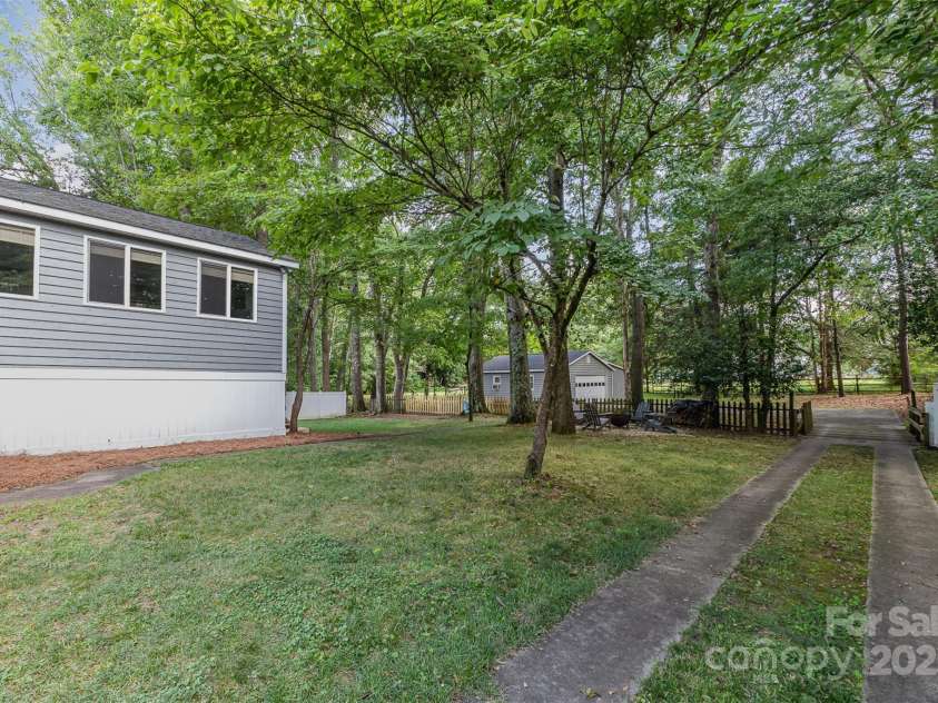 7215 Connan Lane, Charlotte, NC 28226.  MLS# CAR4276842, YatesRealty ID 29720. 