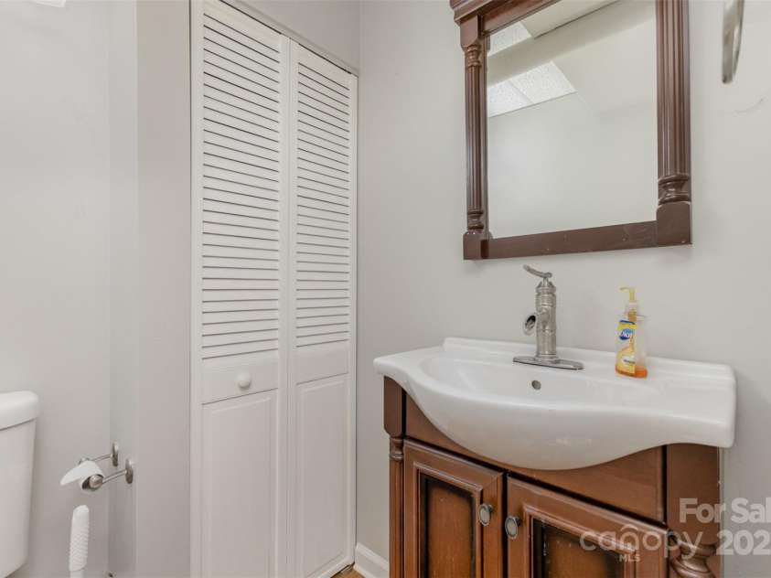 7215 Connan Lane, Charlotte, NC 28226.  MLS# CAR4276842, YatesRealty ID 29720. 