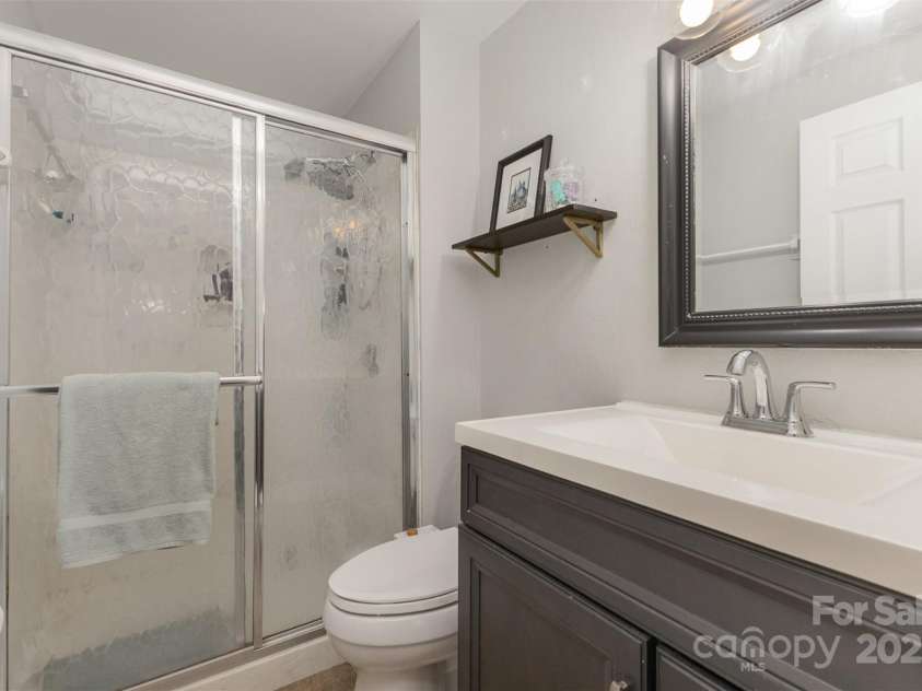 7215 Connan Lane, Charlotte, NC 28226.  MLS# CAR4276842, YatesRealty ID 29720. Primary bath